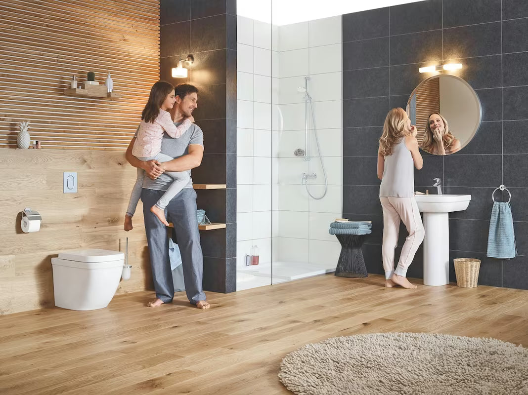 Chromový držák toaletního papíru Grohe Essentials s krytem a skrytým upevněním na stěnu.