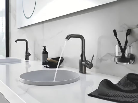 Držák Grohe Essentials pro mýdlenku nebo sklenici v provedení Brushed Hard Graphite se skrytým upevněním.