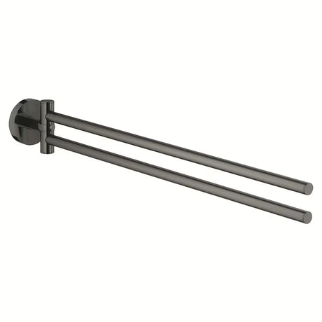 Držák ručníků Grohe Essentials se dvěma otočnými rameny v provedení Hard Graphite se skrytým upevněním.