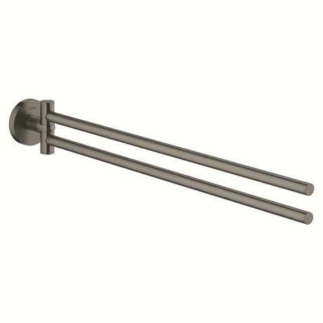 Otočný držák ručníků Grohe Essentials v provedení Brushed Hard Graphite se dvěma rameny a skrytým upevněním.