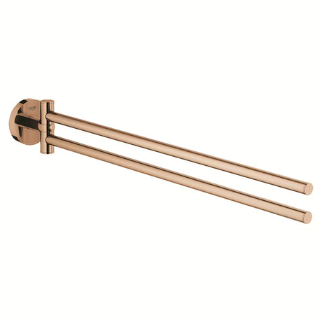 Držák ručníků Grohe Essentials v provedení warm sunset se dvěma otočnými rameny a skrytým upevněním.