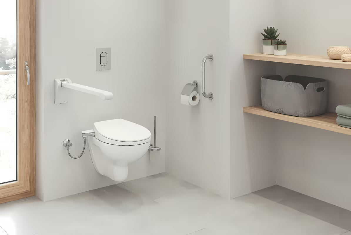Chromové vanové madlo Grohe Essentials s povrchem Grohe StarLight a skrytým upevněním