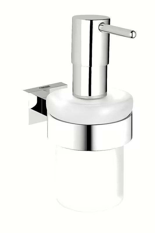 Nástěnný dávkovač tekutého mýdla Grohe Essentials Cube v chromu se skleněnou nádobkou.