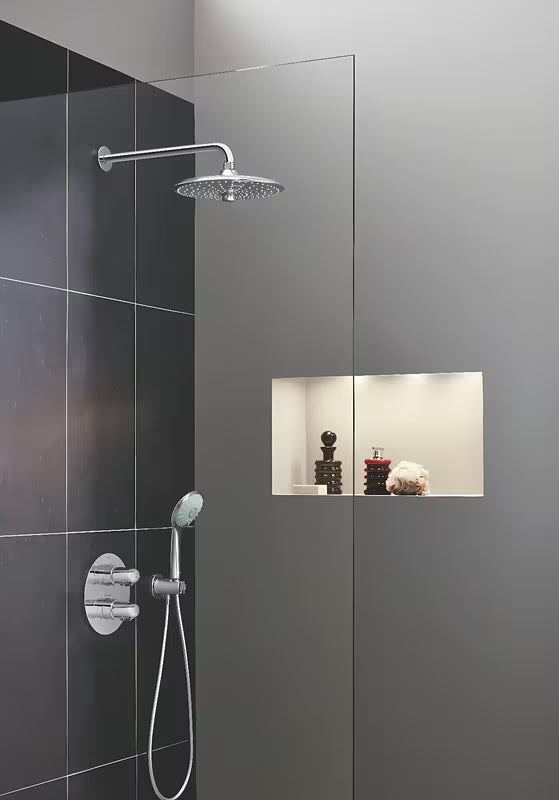 Chromová hlavová sprcha Grohe Euphoria 260 SmartControl se třemi režimy proudu a sprchovým ramenem