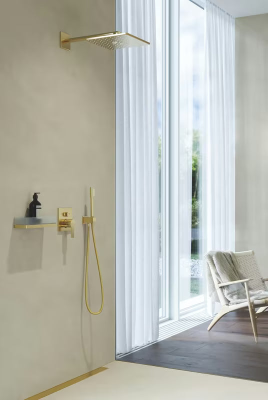 Podomítkový vývod Grohe Euphoria Cube s nástěnným držákem sprchy v povrchu Cool Sunrise brushed.