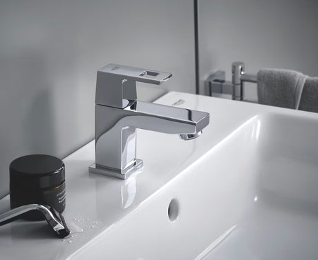 Chromová umyvadlová baterie Grohe Eurocube s úsporným průtokem Grohe EcoJoy a perlátorem SpeedClean.