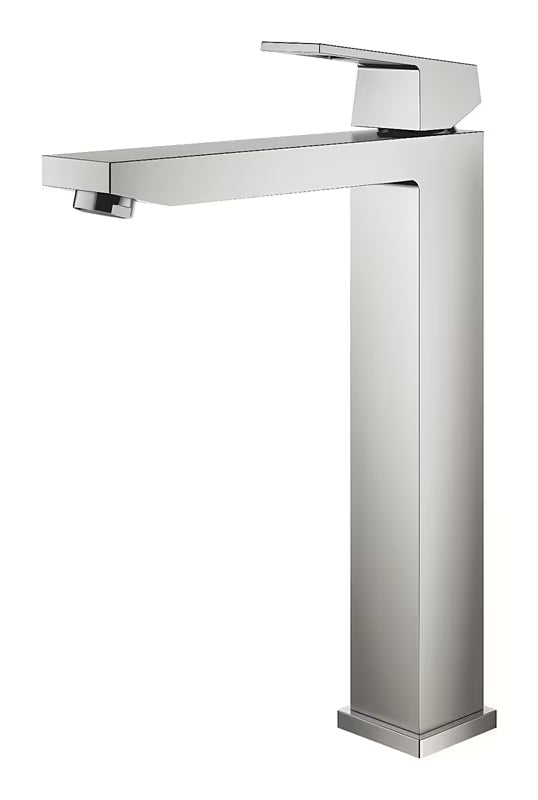 Vysoká umyvadlová baterie Grohe Eurocube v provedení supersteel pro volně stojící umyvadlo.