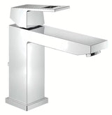 Chromová páková umyvadlová baterie Grohe Eurocube se středně vysokou výpustí a odtokovou soupravou.