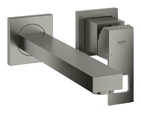 Podomítková nástěnná umyvadlová baterie Grohe Eurocube v provedení kartáčovaný Hard Graphite s hranatým designem.