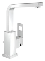 Chromová dřezová baterie Grohe Eurocube s vysokým otočným raménkem v hranatém designu.