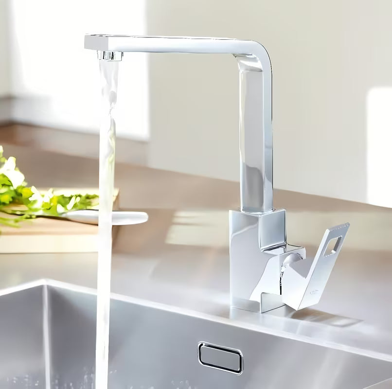 Chromová dřezová baterie Grohe Eurocube s vysokým otočným raménkem v hranatém designu.