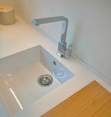 Chromová dřezová baterie Grohe Eurocube s vysokým otočným raménkem v hranatém designu.