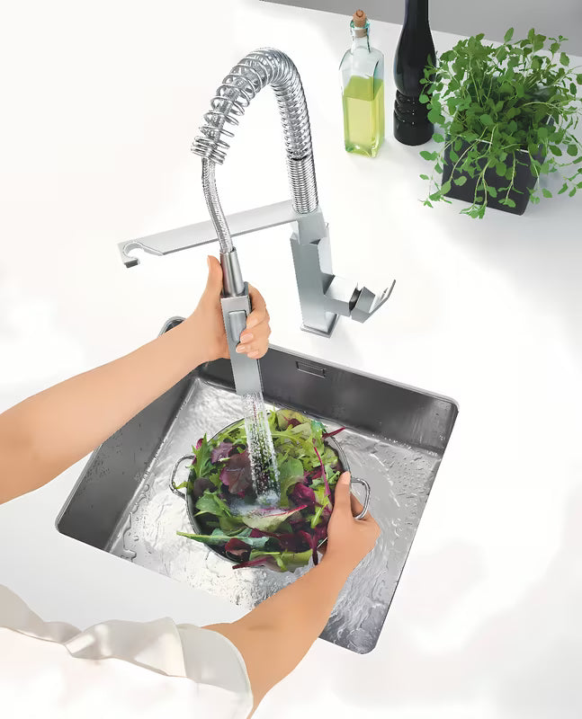 Páková stojánková dřezová baterie Grohe Eurocube s otočným ramínkem v provedení supersteel.