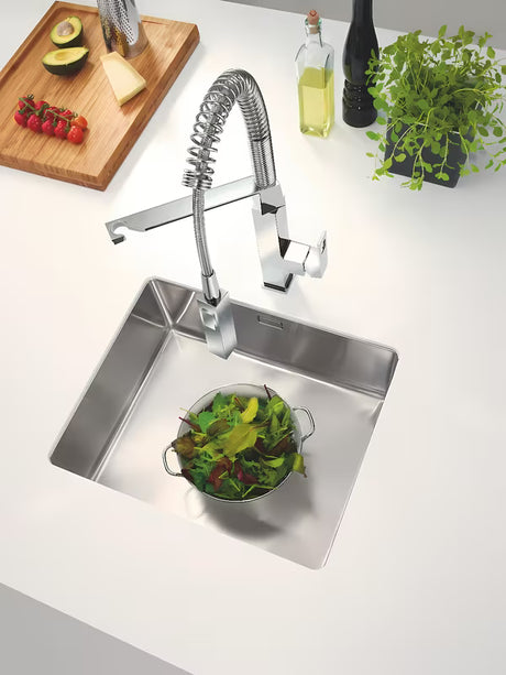 Páková stojánková dřezová baterie Grohe Eurocube s otočným ramínkem v provedení supersteel.