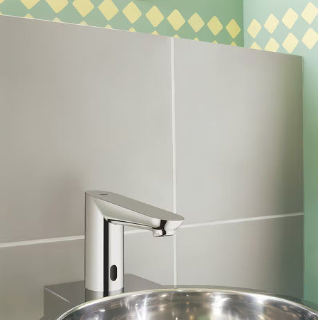 Chromová senzorová umyvadlová baterie Grohe Euroeco Cosmopolitan E s infračerveným senzorem