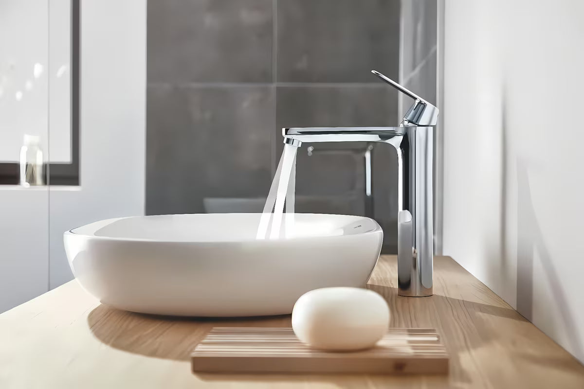 Grohe Eurosmart Cosmopolitan vysoká umyvadlová baterie v chromovém provedení pro volně stojící umyvadla.