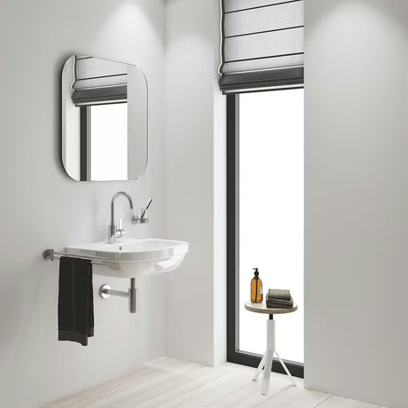 Vysoká chromová umyvadlová baterie Grohe Eurosmart Cosmopolitan s otočnou výpustí a pákovým ovládáním.
