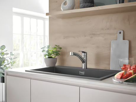 Páková stojánková dřezová baterie Grohe Eurosmart New v provedení supersteel s otočným ramínkem.