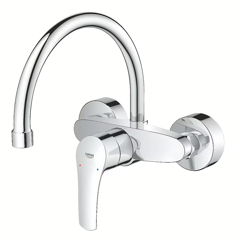 Grohe Eurosmart New páková nástěnná dřezová baterie v chromovém provedení s otočným ramínkem.
