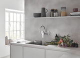 Grohe Eurosmart New páková nástěnná dřezová baterie v chromovém provedení s otočným ramínkem.