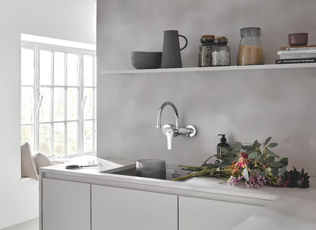 Grohe Eurosmart New páková nástěnná dřezová baterie v chromovém provedení s otočným ramínkem.