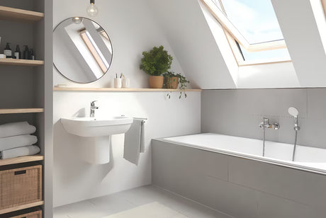 Páková nástěnná vanová baterie Grohe Eurosmart New v chromovém provedení bez sprchového setu.