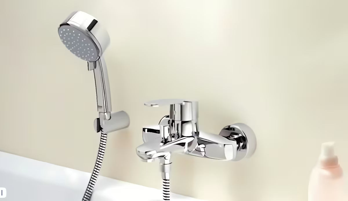 Chromová nástěnná vanová baterie Grohe Eurostyle Cosmopolitan s pákovým ovládáním a přepínačem vana sprcha.