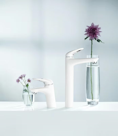 Vysoká páková umyvadlová baterie Grohe Eurostyle New v provedení Moon White pro volně stojící umyvadla.