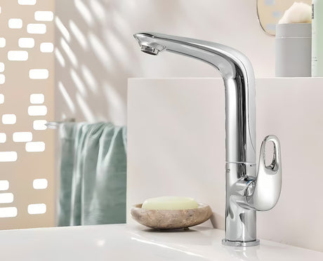 Vysoká páková umyvadlová baterie Grohe Eurostyle New v chromu s otočnou výpustí a odtokovou soupravou.
