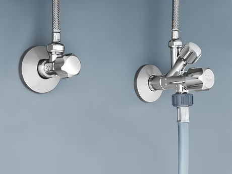 Rohový ventil Grohe pro nástěnnou instalaci se zpětnou klapkou a kovovou rozetou.