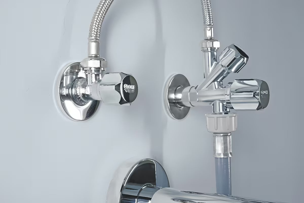 Rohový ventil Grohe pro nástěnnou instalaci se zpětnou klapkou a kovovou rozetou.