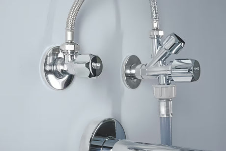 Rohový ventil Grohe pro nástěnnou instalaci se zpětnou klapkou a kovovou rozetou.