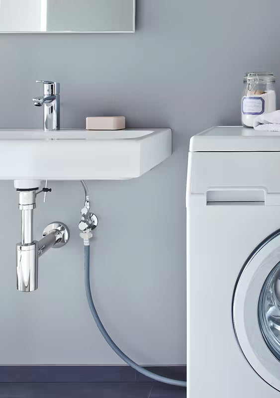 Kombi rohový ventil Grohe pro nástěnnou instalaci s kompenzací délky a kovovou rozetou.