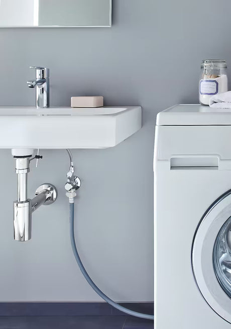 Kombi rohový ventil Grohe pro nástěnnou instalaci s kompenzací délky a kovovou rozetou.