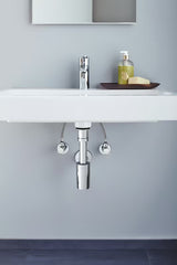 Rohový ventil Grohe v provedení chrome s kovovou rozetou a ergonomickou kovovou rukojetí.