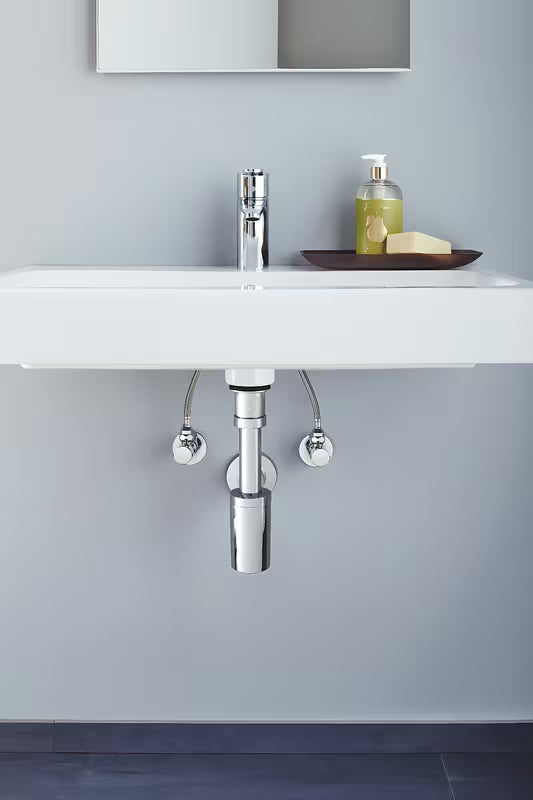 Rohový ventil Grohe v provedení chrome s kovovou rozetou a ergonomickou kovovou rukojetí.