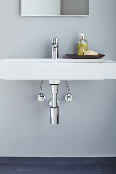 Rohový ventil Grohe v provedení chrome s kovovou rozetou a ergonomickou kovovou rukojetí.
