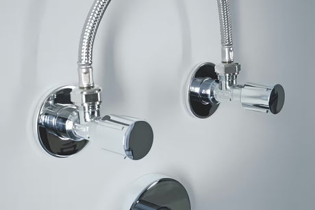 Rohový ventil Grohe v provedení chrome s kovovou rozetou a ergonomickou kovovou rukojetí.