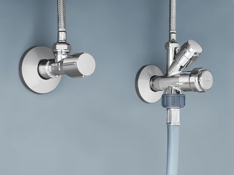 Rohový ventil Grohe v provedení chrome s kovovou rozetou a ergonomickou kovovou rukojetí.