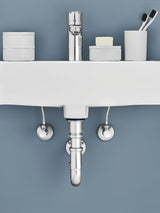 Rohový ventil Grohe v provedení chrome s kovovou rozetou a ergonomickou kovovou rukojetí.