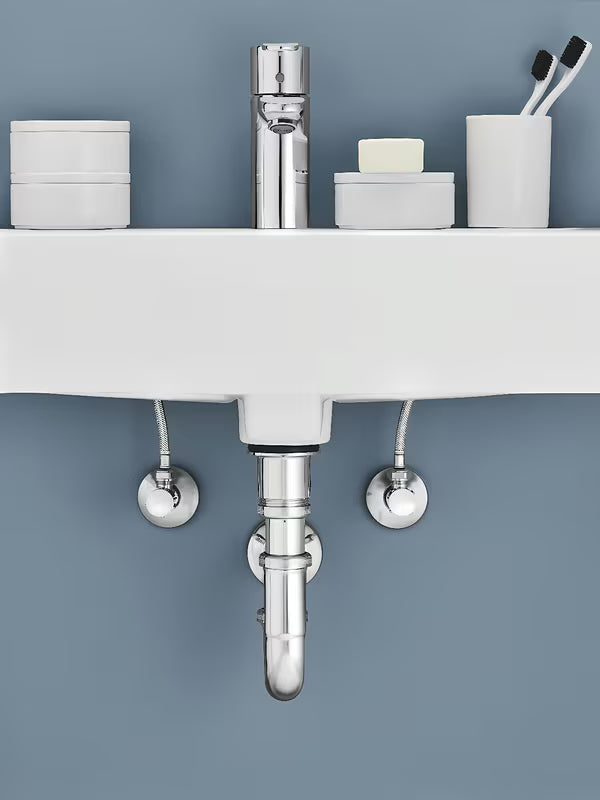 Rohový ventil Grohe v provedení chrome s kovovou rozetou a ergonomickou kovovou rukojetí.