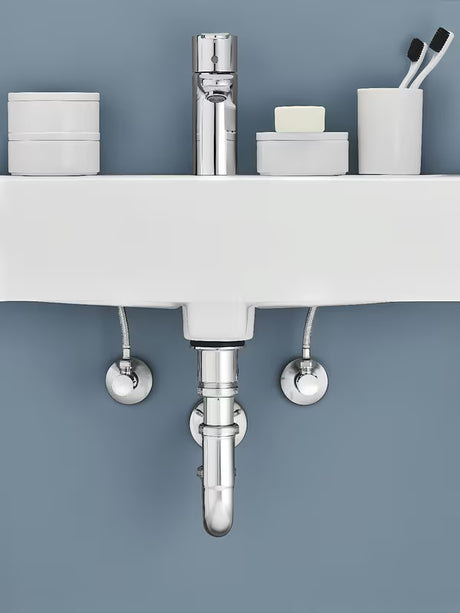 Rohový ventil Grohe v provedení chrome s kovovou rozetou a ergonomickou kovovou rukojetí.