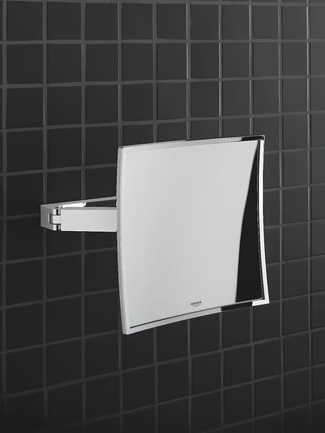 Kosmetické zrcátko Grohe Selection Cube v chromu s 3× zvětšením a nástěnnou montáží se skrytým upevněním.