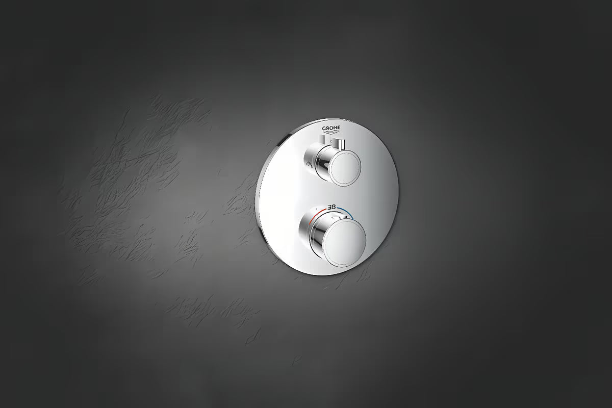 Podomítková termostatická sprchová baterie Grohe Grohtherm v chromovém provedení pro hlavovou i ruční sprchu.