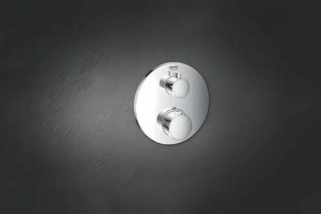 Podomítková termostatická sprchová baterie Grohe Grohtherm v chromovém provedení pro hlavovou i ruční sprchu.