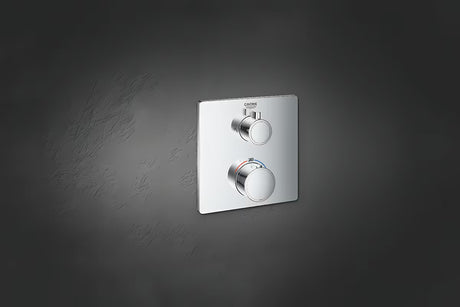 Chromová podomítková termostatická sprchová baterie Grohe Grohtherm pro ovládání hlavové a ruční sprchy.