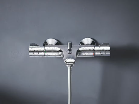 Termostatická nástěnná vanová baterie Grohe Grohtherm 800 v chromovém provedení s přepínačem vana sprcha.