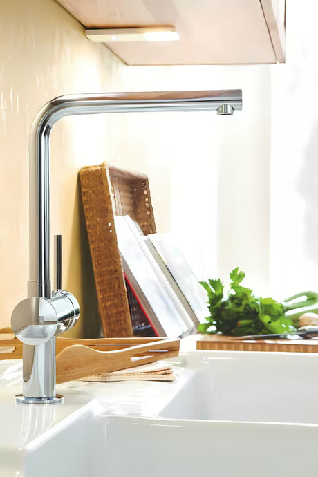 Chromová dřezová baterie Grohe Minta s L výpustí, otočným ramínkem a vytahovací sprchou