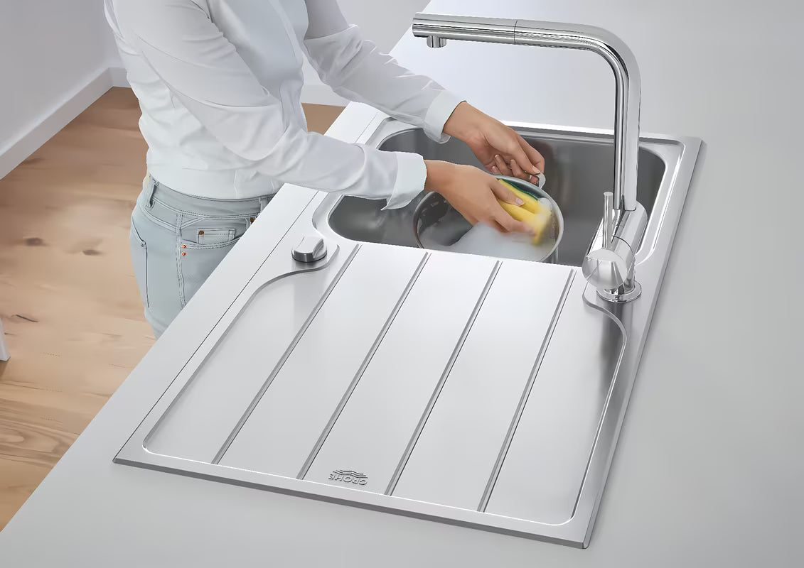 Chromová dřezová baterie Grohe Minta s vysokou L výpustí a vytahovací sprškou