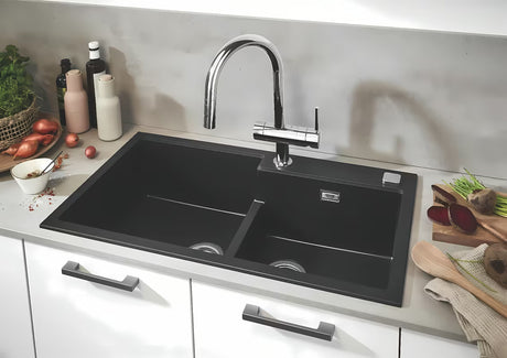 Chromová dřezová baterie Grohe Minta s vysokou otočnou výpustí a vytahovací sprškou
